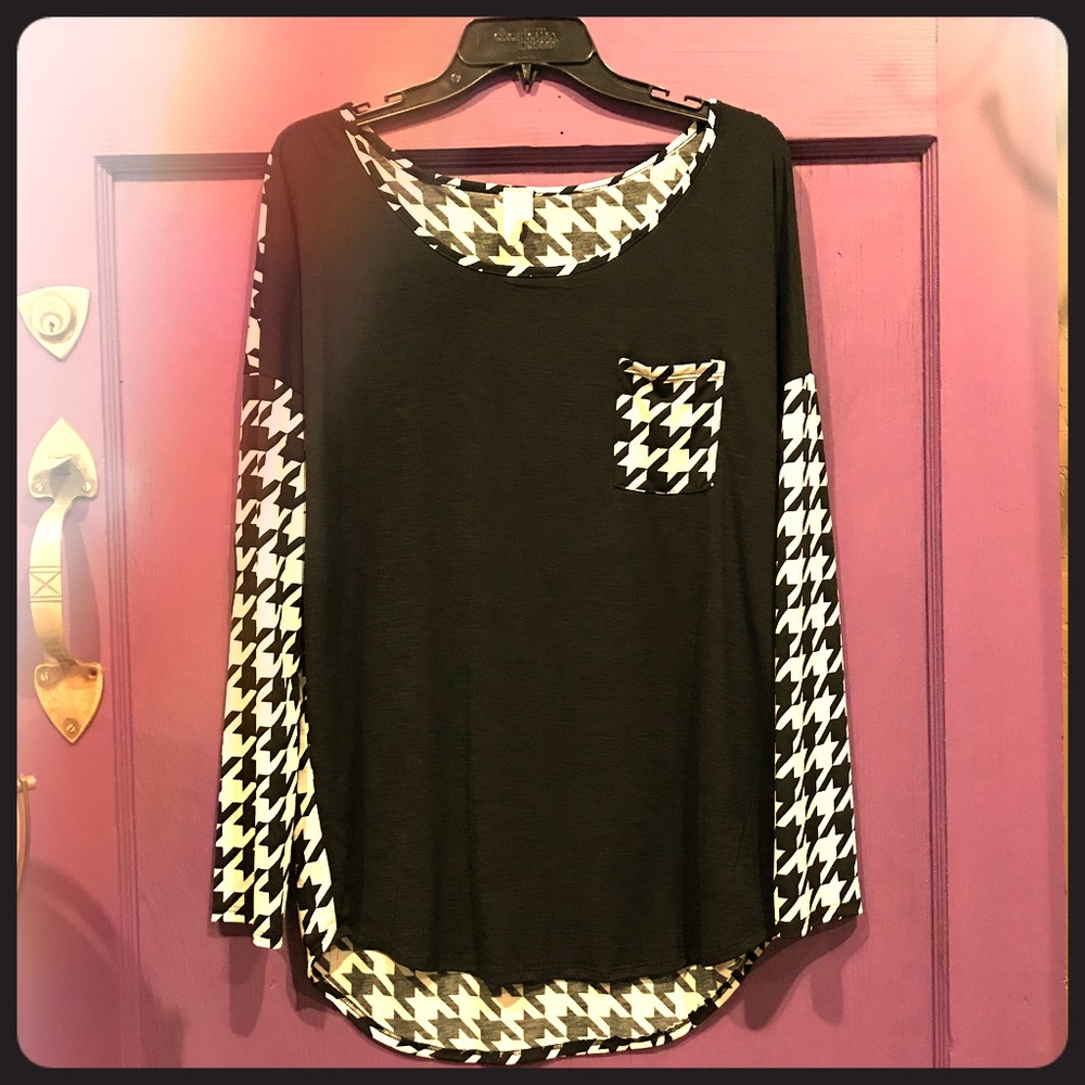 Black houndstooth long sleeve top!
